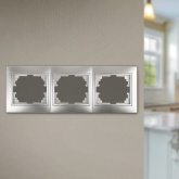 Рамка на 3 поста горизонтальная Intro Plano, алюминий 1-503-03