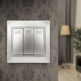 Выключатель трехклавишный Intro 10А 250В IP20 Plano, алюминий 1-106-03