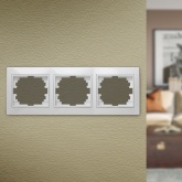 Рамка на 3 поста горизонтальная Intro Plano, белый 1-503-01