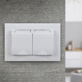 Розетка Intro 2х2P+E Schuko со шторками и крышкой 16А 250В IP44 Plano, белый 1-210-01