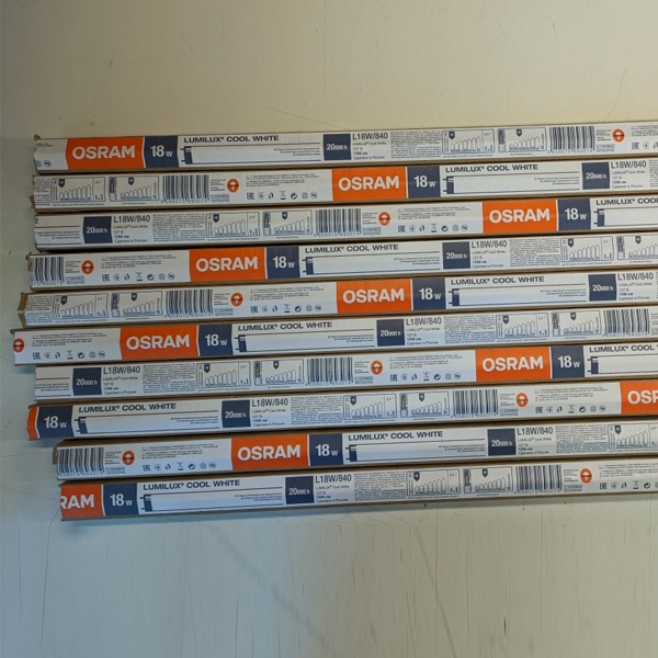 Двухцокольная лампа-трубка люминесцентная ЛЛ Т8 мощностью 18 Вт с цоколем G13 белого (дневного) света для ЭПРА