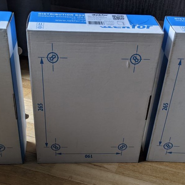 Распределительный электрощит Текфор, накладного монтажа, двухрядный на 24 модуля, с прозрачной черной дверцей, укомплектован DIN-рейкой, нулевой и земляной шиной