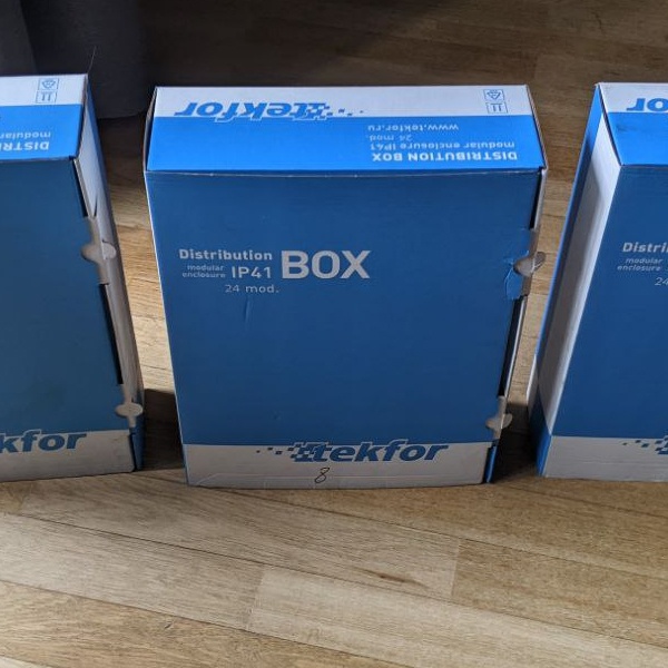 Распределительный электрощит Текфор, накладного монтажа, двухрядный на 24 модуля, с прозрачной черной дверцей, укомплектован DIN-рейкой, нулевой и земляной шиной