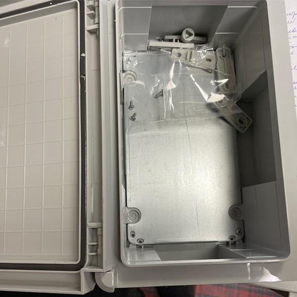 Влагозащищенный электрощит 200х300мм из ударопрочного пластика ЩМПп с монтажной панелью IEK, навесного монтажа, сплошная серая дверца