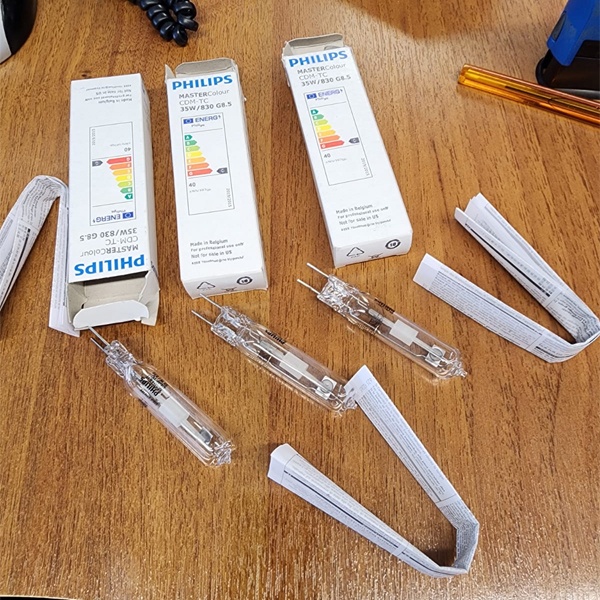 Газоразрядная лампа высокого давления мощностью 35 Вт с цоколем G8,5 теплого белого света