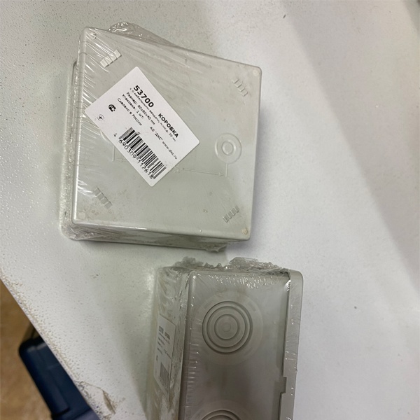 Ответвительная квадратная коробка 80х80х40мм для открытого монтажа со степенью защиты IP44 и кабельными вводами DKC Express.