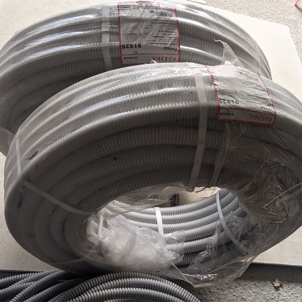 Электрическая пластиковая гофра ПВХ 20мм ДКС с зондом для прокладки кабеля и провода