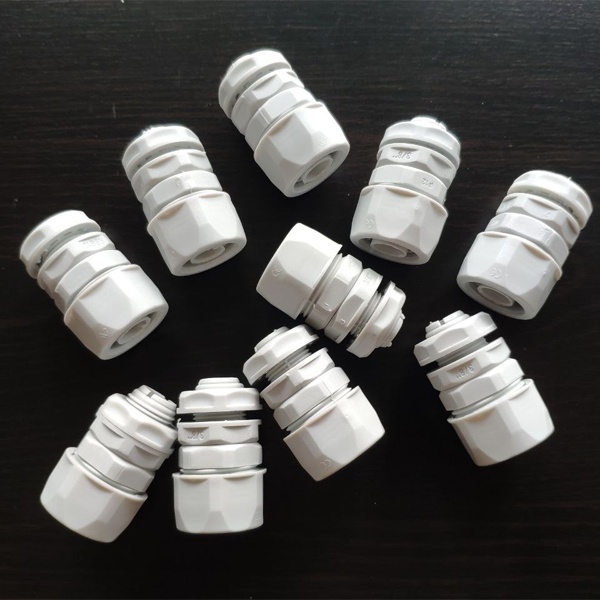 Переходник со степенью защиты IP65 для соединения гибкой армированной трубы с диаметром 12 мм и коробки с резьбой 3/8 дюйма ДКС.