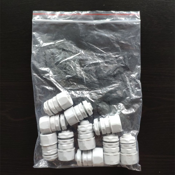 Переходник со степенью защиты IP65 для соединения гибкой армированной трубы с диаметром 12 мм и коробки с резьбой 3/8 дюйма ДКС.