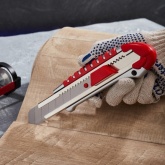 Нож с сегментированным лезвием 25 мм, металлический обрезиненный корпус, с дополнительным замком