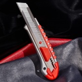 Нож с сегментированным лезвием 25 мм, металлический обрезиненный корпус, с дополнительным замком