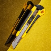 Нож Rexant с сегментированным лезвием 18 мм, корпус ABS пластик обрезиненный