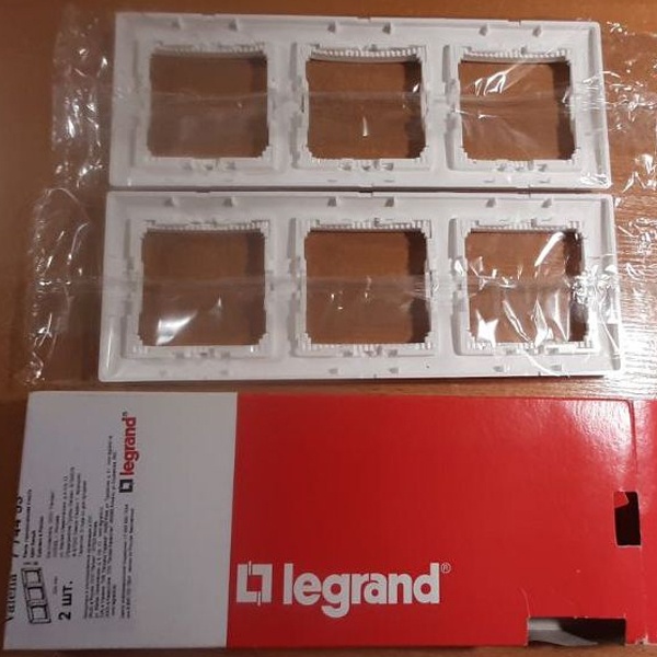 Рамка 3 поста Legrand серии Valena. Цвет - белый.