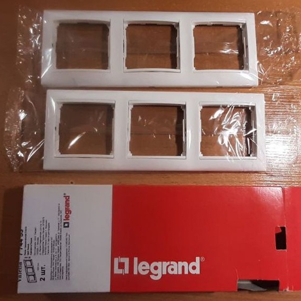 Рамка 3 поста Legrand серии Valena. Цвет - белый.