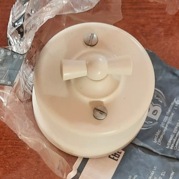 Настенный двухклавишный электрический выключатель ретро бежевый Бирони IP20 открытой установки