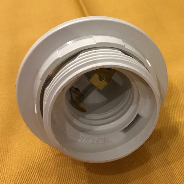 Пластиковый электрический патрон Е27 белого цвета с прижимным кольцом для ламп накаливания