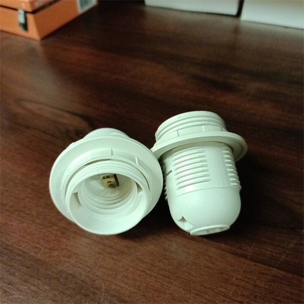 Пластиковый электрический патрон Е27 белого цвета с прижимным кольцом для ламп накаливания
