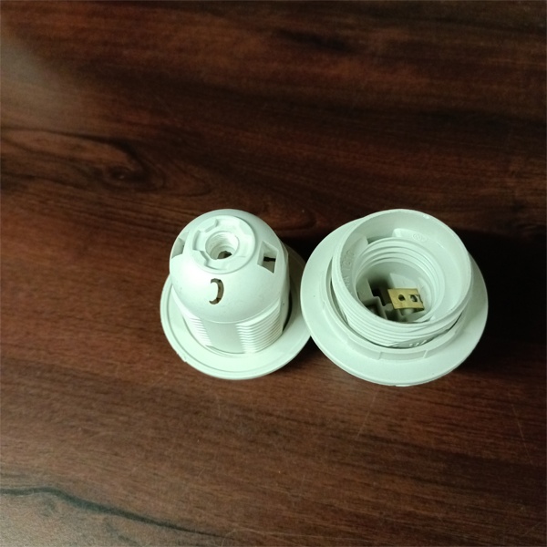 Пластиковый электрический патрон Е27 белого цвета с прижимным кольцом для ламп накаливания