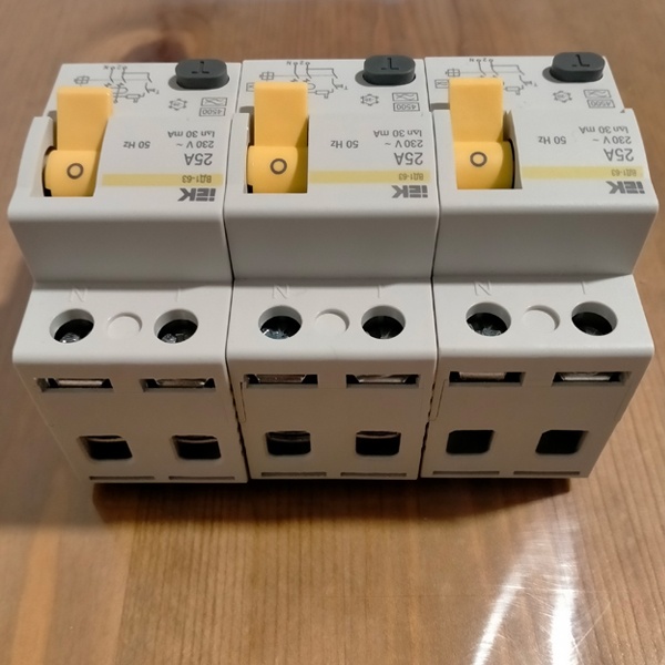 Двухполюсный дифференциальный выключатель 30мА Тип А (УЗО) ВД1-63 ИЭК, номинальный ток 25А