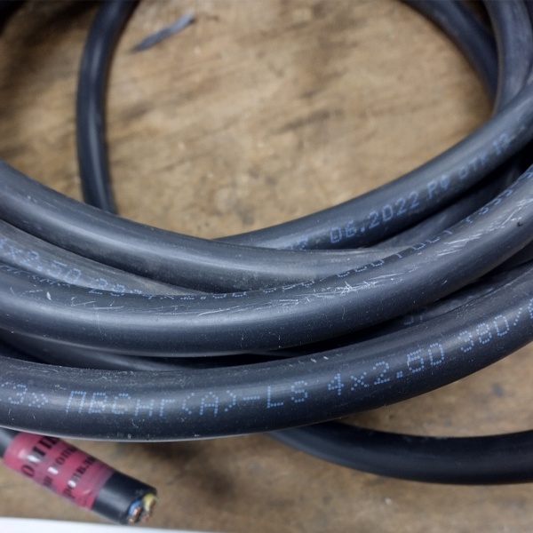 Электрический силовой мягкий провод ПВС нг А LS с 4-мя медными жилами 2,5 мм2 мп (многопроволочный) в круглой негорючей ПВХ изоляции