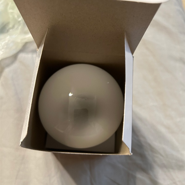 Обычная вольфрамовая лампа рефлекторная мощностью 60 Вт на 220 Вольт с цоколем E27 акцентного освещения