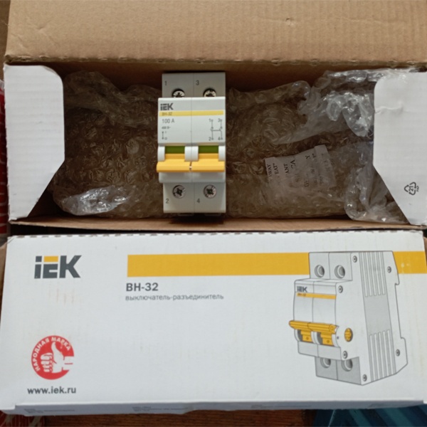 Выключатель разъединитель IEK ВН-32 2P 100А, 2 модуля