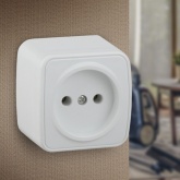 Накладная розетка Intro 2P 16А-250В IP20 Polo, белый 3-201-01 (5056183753801)