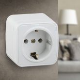 Накладная розетка Intro 2P+E Schuko 16А-250В IP20 Polo, белый 3-202-01 (5056183753849)