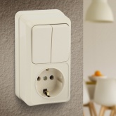 Накладной блок Intro Quadro (2P+E+2-й выключатель) вертикальный IP20 слоновая кость 2-706-02 (бежевый)