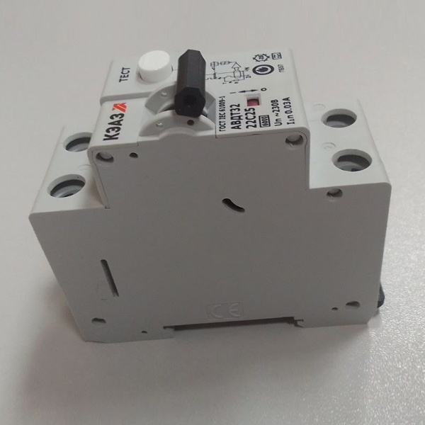 Двухмодульный дифференциальный выключатель с защитой от сверх токов КЭАЗ АВДТ32, ток нагрузки 25А, ток утечки 30мА, ПКС 6кА, тепловая характеристика С, тип А.