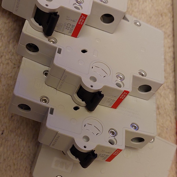 Модульный однополюсный электрический автомат АББ SH201L System pro M на 32 Ампера, с характеристикой C