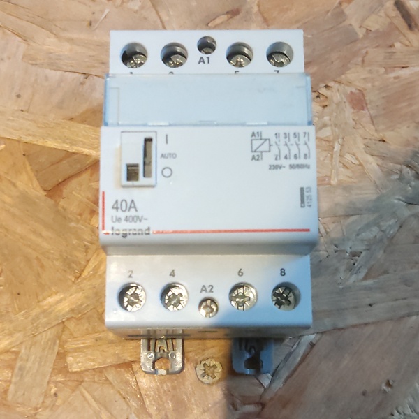 Четырехполюсный компактный магнитный пускатель Легранд с рукояткой управления