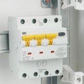Дифференциальный автомат ИЭК АВДТ34 C32А 3П+Н 30мА тип А трехфазный электронный 6кА (дифавтомат, АВДТ)
