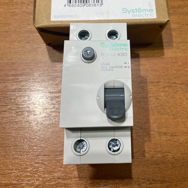Двухполюсный автоматический выключатель дифференциального тока City9 Set, номинальным током 16 Ампер, с током утечки 30 мА тип AC