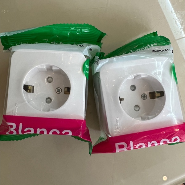 Электрическая внешняя белая розетка Систем одинарная силовая 16А электросети 220В IP20 открытой установки на стену