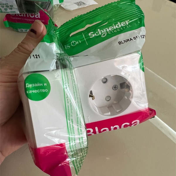 Электрическая внешняя белая розетка Систем одинарная силовая 16А электросети 220В IP20 открытой установки на стену