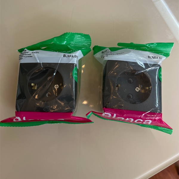 Электрическая внешняя антрацит розетка Систем одинарная силовая 16А электросети 220В IP20 открытой установки на стену