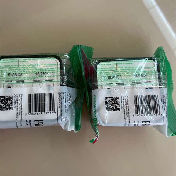 Электрическая внешняя антрацит розетка Систем одинарная силовая 16А электросети 220В IP20 открытой установки на стену