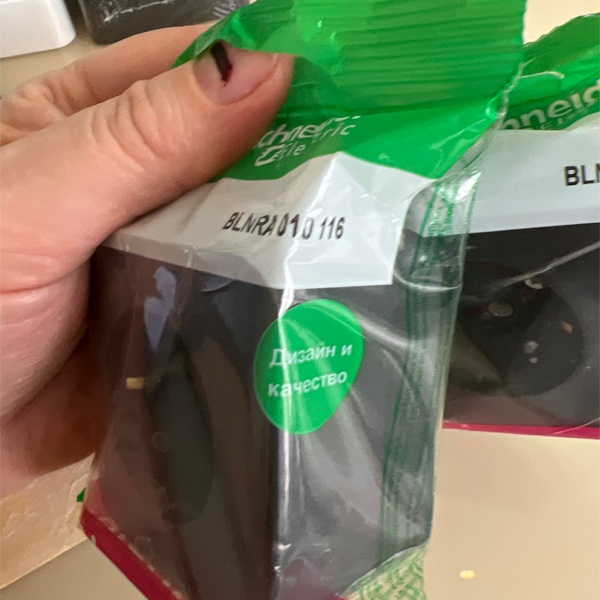 Электрическая внешняя антрацит розетка Систем одинарная силовая 16А электросети 220В IP20 открытой установки на стену