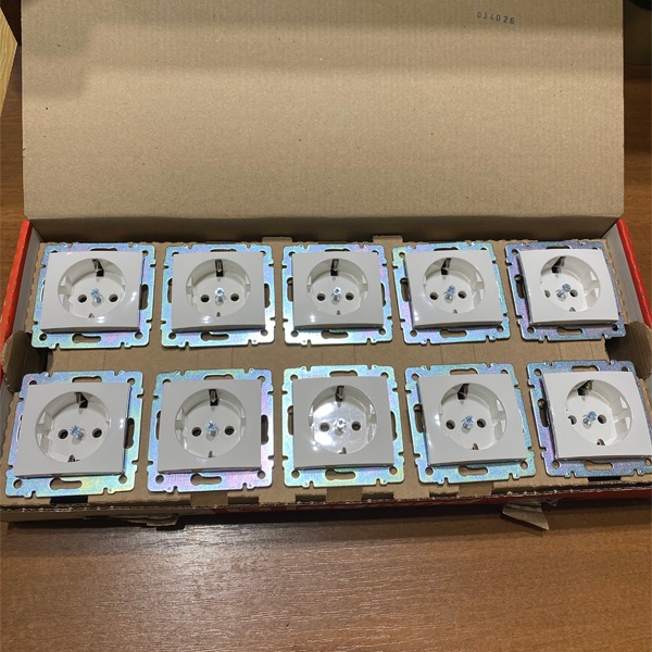 Розетка с заземлением Legrand серии Valena 16А 250В, винтовые клеммы. Цвет - белый