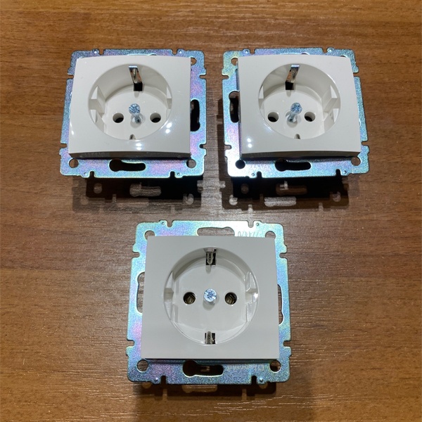 Розетка с заземлением Legrand серии Valena 16А 250В, винтовые клеммы. Цвет - белый