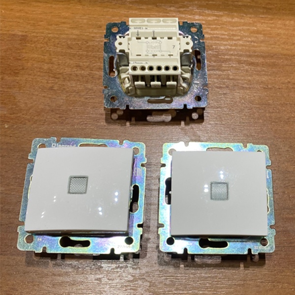 Одноклавишный выключатель с подсветкой Legrand серии Valena 10А 250В. Цвет - белый