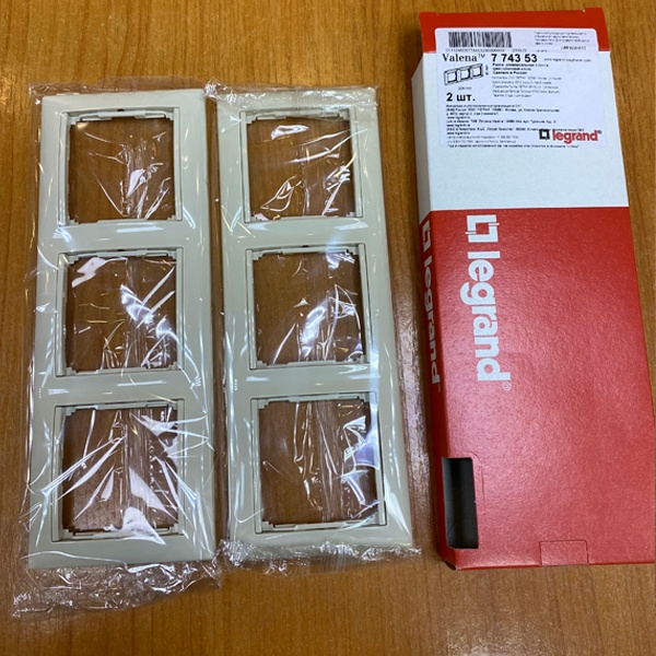 Рамка 3 поста Legrand серии Valena. Цвет - слоновая кость.