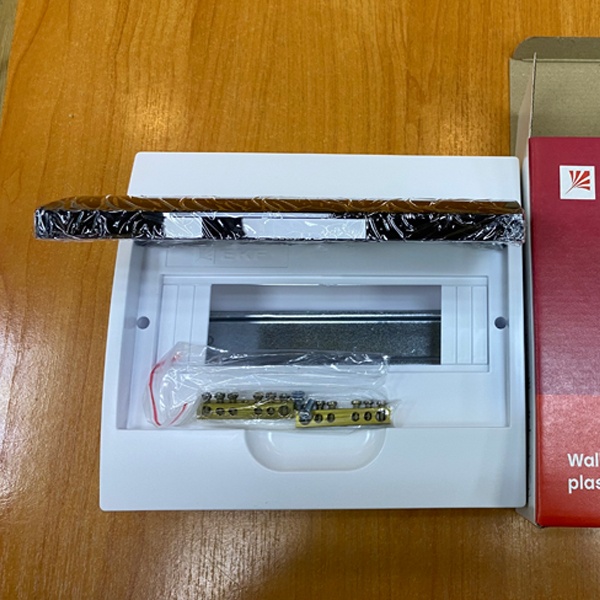 Настенный пластиковый электрический шкаф ЕКФ ЩРН на 10 модулей