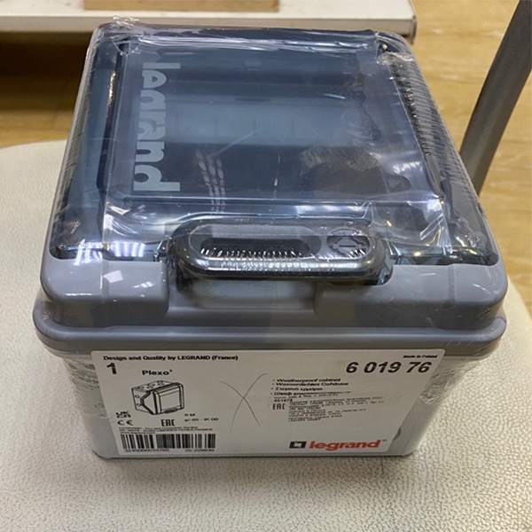 Щиток распределительный влагозащищенный накладного монтажа Legrand Plexo IP65 на 6 модулей