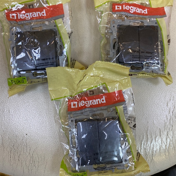 Двухклавишный выключатель с подсветкой (672604) самозажимные клеммы фирмы Легранд (Legrand) серии Этика (Etika). Цвет - антрацит.