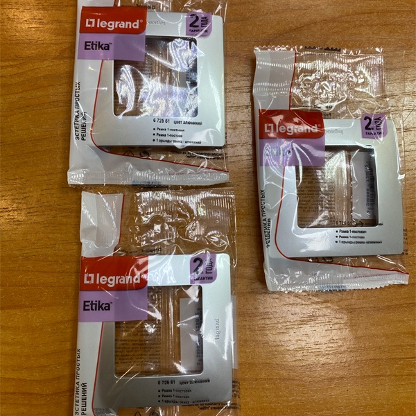 Рамка (672551) на 1 пост фирмы Легранд (Legrand) серии Этика (Etika). Цвет - алюминий.