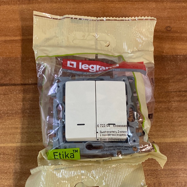 Двухклавишный выключатель (672304) с подсветкой (лампа в комплекте) фирмы Легранд (Legrand) серии Этика (Etika). Цвет - слоновая кость.