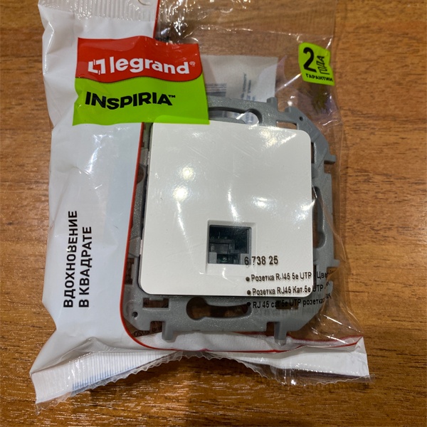 Информационная розетка Легранд категории 5е, скрытой установки, белого цвета