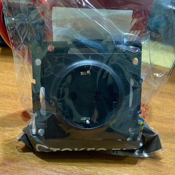 Механизм электрической розетки немецкого стандарта с защитой контактов и пружинным подключением для скрытой установки в сухих помещениях с накладкой черного цвета, ЕКФ серии Стокгольм.